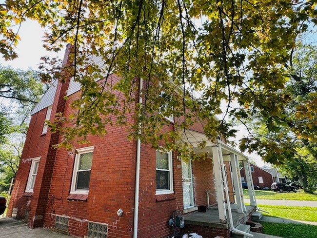 Building Photo - 2 Bedroom 1 Bath Section 8 Welcome 1/2 Duplex