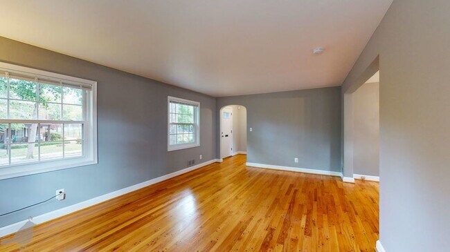 Foto del edificio - Charming & Elegant Three Bedroom Home! Par...