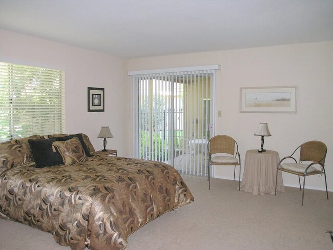 Building Photo - Elegant and Spacious 2 Bedroom/2 Bath Cond...