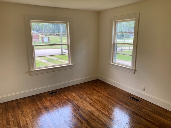 Building Photo - 3 Bedroom Brick Home With Hardwood Floors