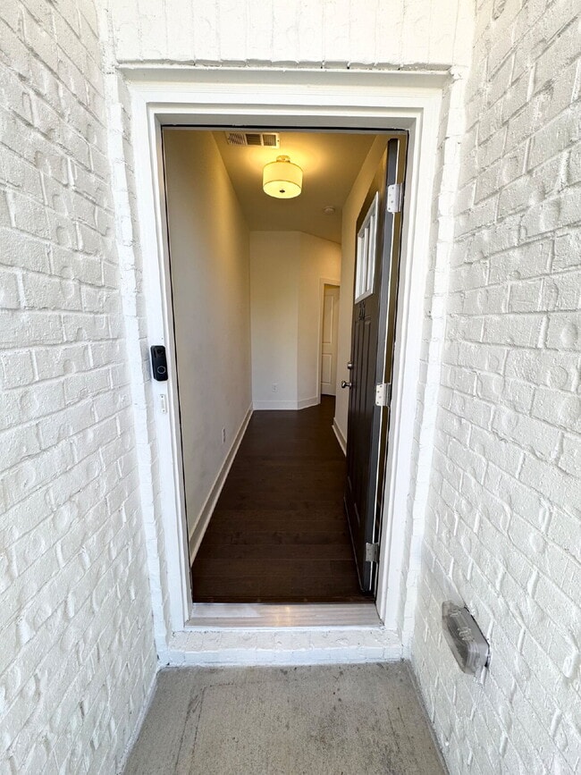 Foto del edificio - Stylish 3BR Townhome with Private Yard & T...