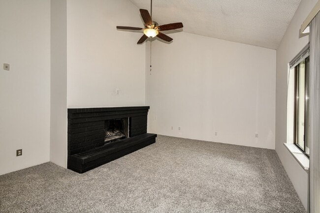 Building Photo - **Beautifully Updated 2-Bedroom, 2-Bath Condo in Prime Kirkland Location**