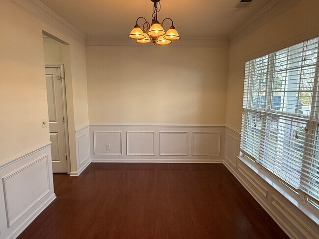 Foto del edificio - 5008 Centerview Dr