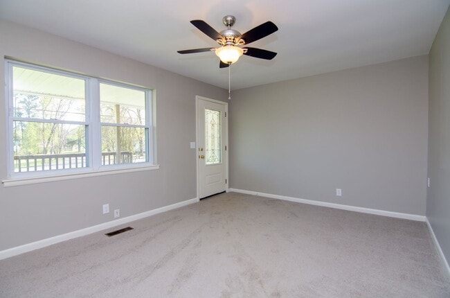 Building Photo - Wonderful home in Fairview