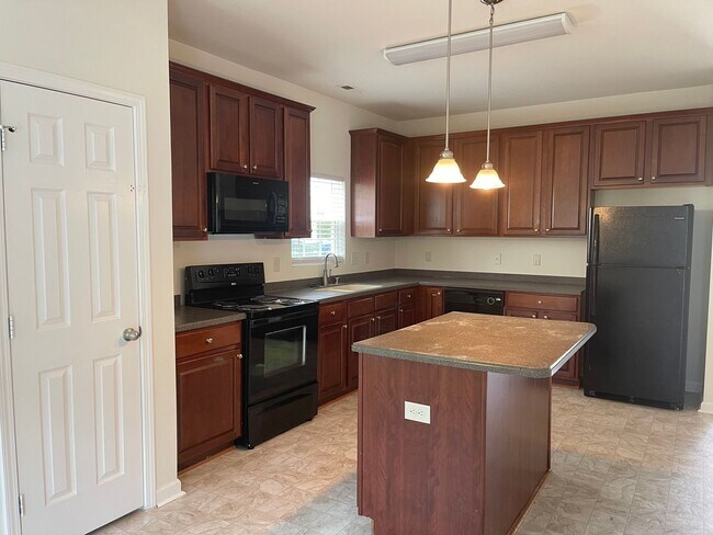 Foto del edificio - Spacious 4 Bedroom Home with Two-Car Garage in Swann's Mill Community