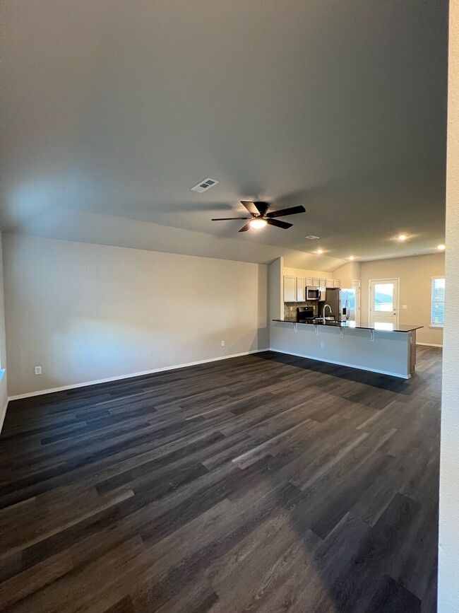 Building Photo - 877