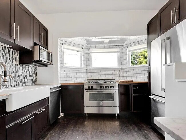 Estufa Bertazonni, lavavajillas Bosch 800 - 1350 Dolores St