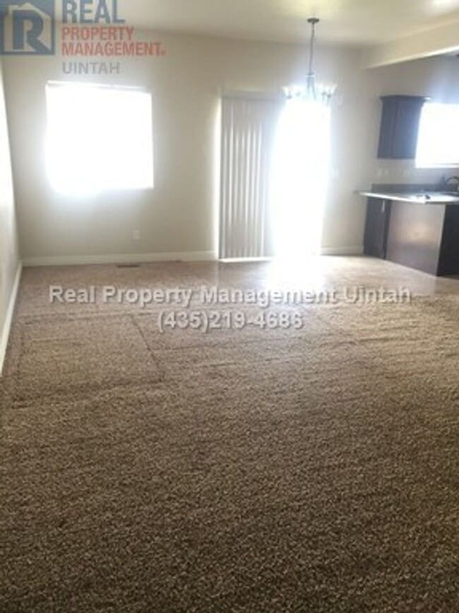 Building Photo - 3 bed 2.5 bath townhome in Fox Run
