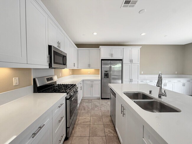 Building Photo - Charming 4BR/3BA Two-Story Townhome with A...