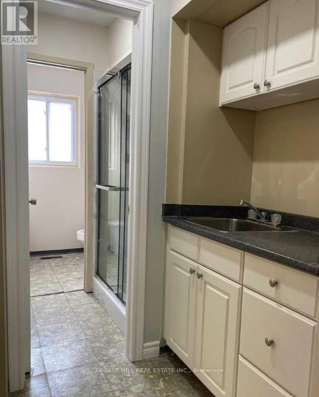 Photo du bâtiment - 1641 Victoria Park Ave