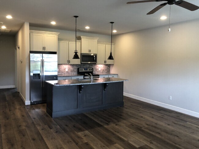 Foto del edificio - 1 BD 1 BA CONDO AVAILABLE AT PEACEFUL CYPRESS RIDGE LOCATION