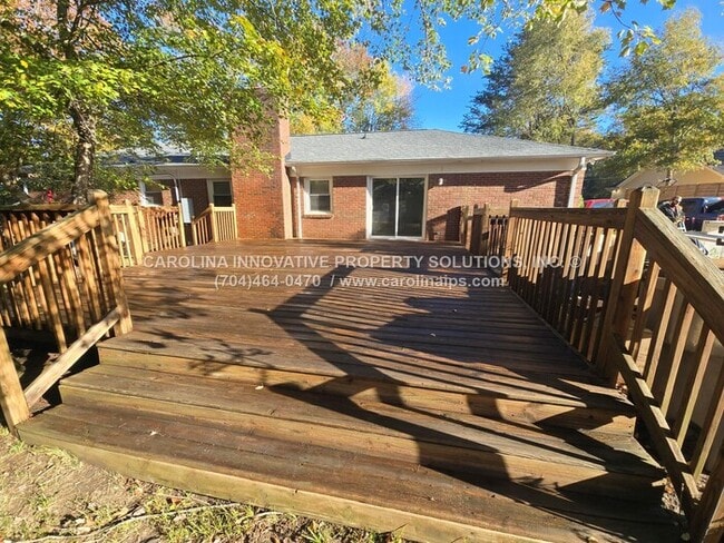 Photo - 1805 Falconhurst Dr House