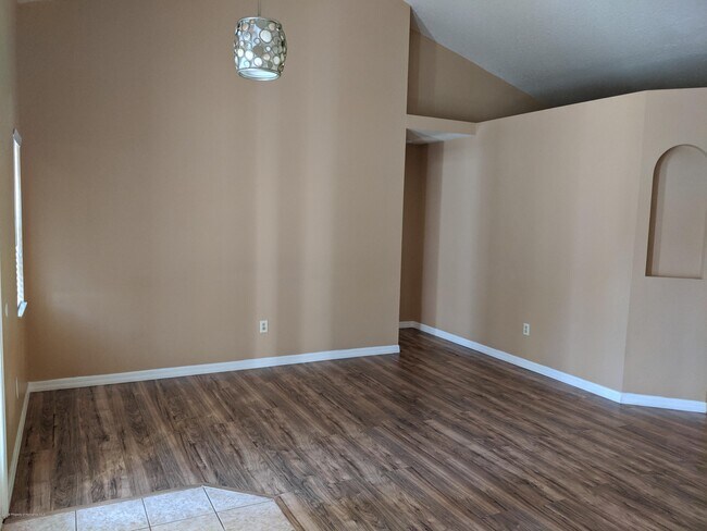 Building Photo - 6073 Beechwood Dr