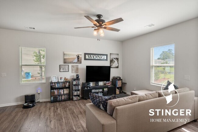 Building Photo - 3 Bedroom / 2.5 Bath For Rent In Shadow Moss