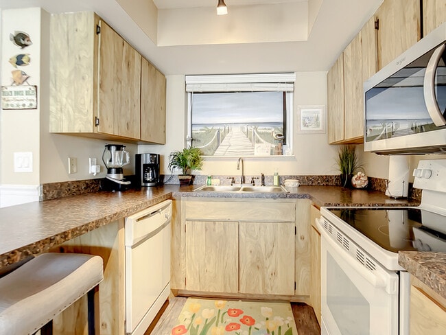 Building Photo - Oceania Beach Club 505