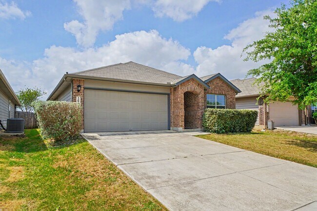 Foto del edificio - Modern 4-Bed Home with Open Layout in New Braunfels - Realtor Commission: $500