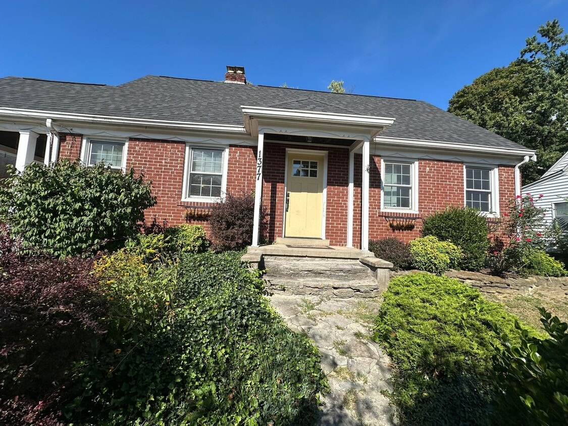ANDERSON- Charming 4 bedroom 2 bath with f... - ANDERSON- Charming 4 bedroom 2 bath with f...