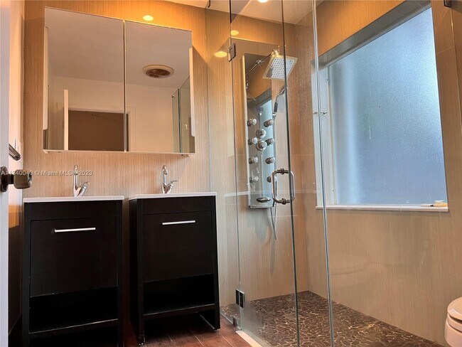 Foto del edificio - 18645 NW 54th Ct
