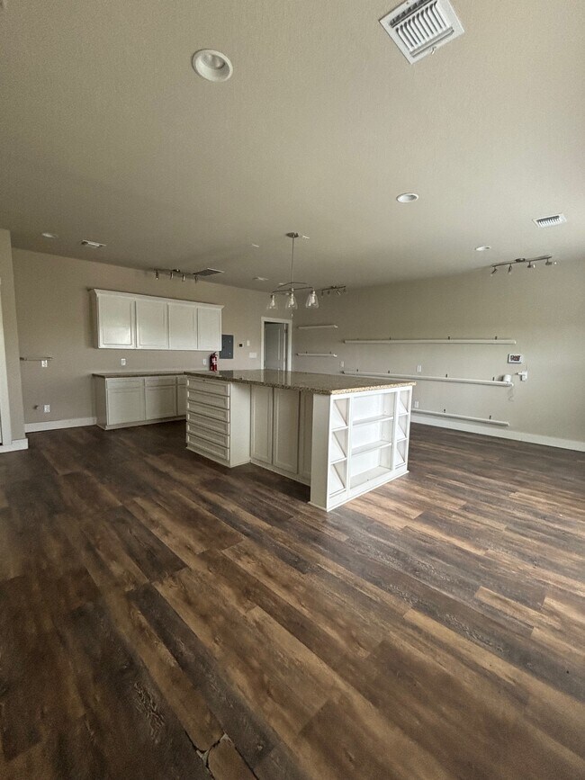 Building Photo - 100 Strawberry Flds