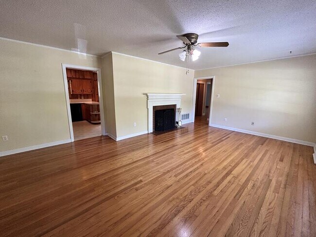 Building Photo - 207 Brooks St