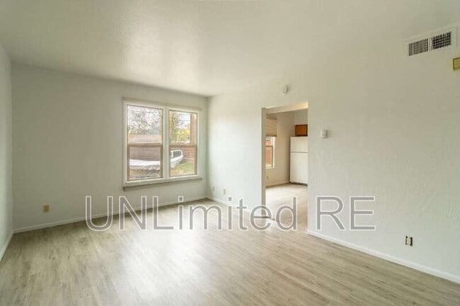 Building Photo - 611 W Grand Canyon Ave