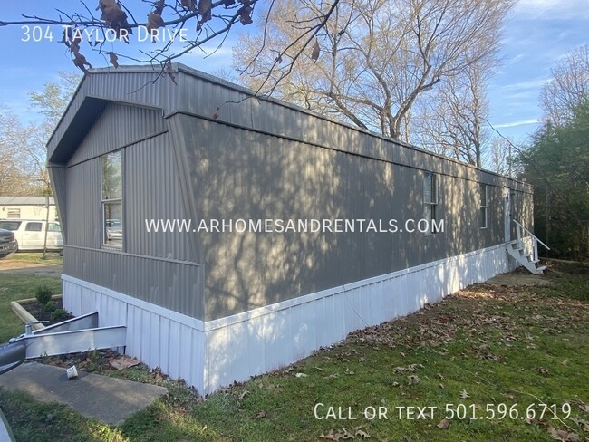 Building Photo - 304 Taylor Drive | $795 | 2 beds, 2 full b...