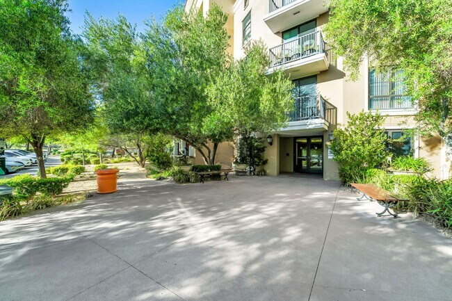 Building Photo - Lakefront Resort Living with Stunning Views in Lake Las Vegas!