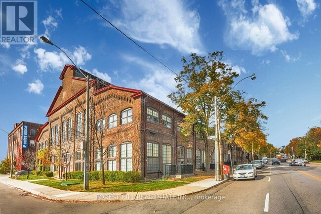 Building Photo - 1100-1100 Lansdowne Ave