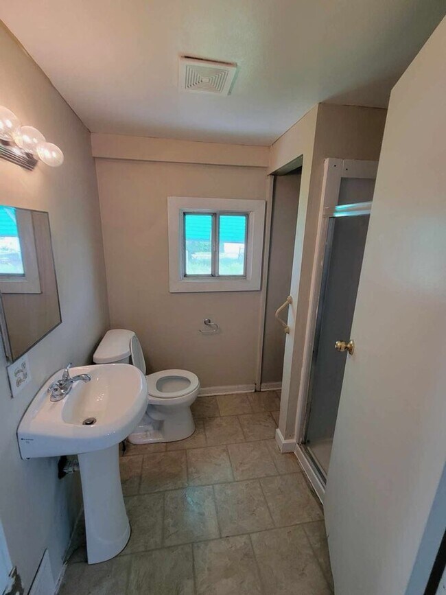 Building Photo - Spacious 3 bedroom located in North Toledo