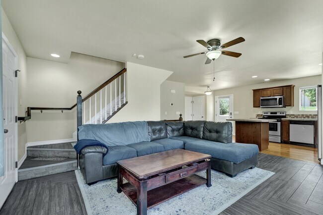 Foto del edificio - Updated end-unit townhouse for rent!