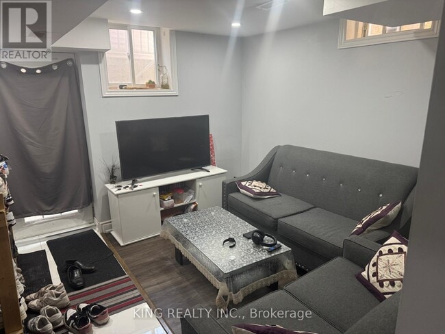 Building Photo - 8 Ferncroft Pl