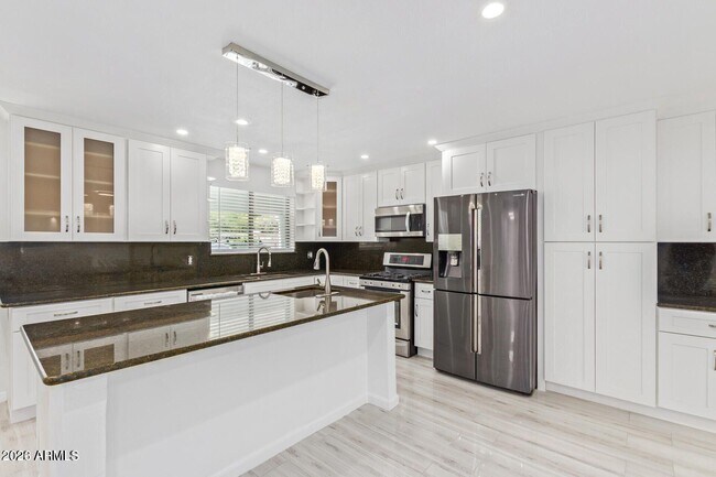 Foto del edificio - 1212 E McLellan Blvd