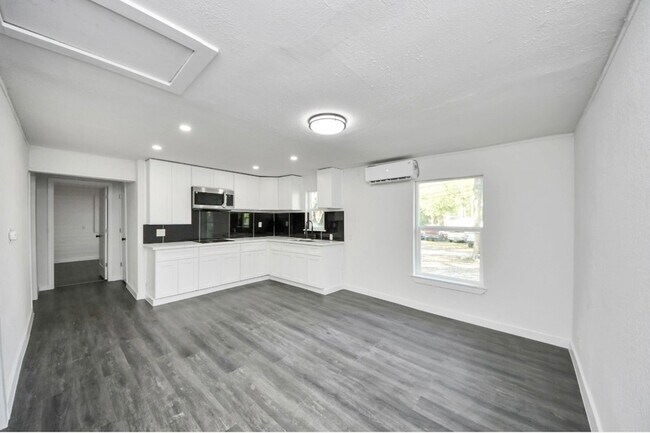 Foto del edificio - 7640 Broadview Dr