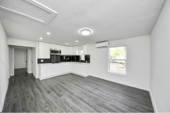 Photo - 7640 Broadview Dr House