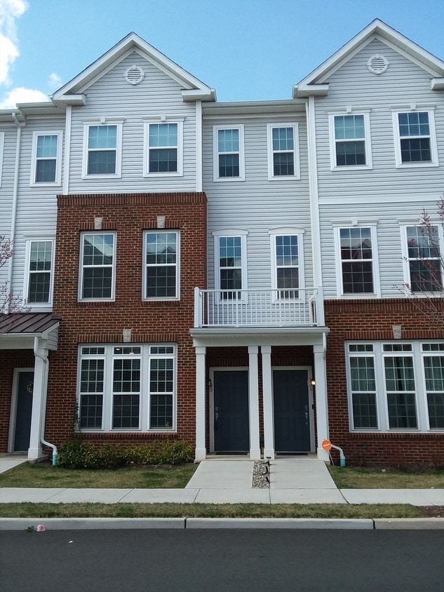 105 Wesmont Drive, WoodRidge, NJ 07075 Townhome Rentals in Wood