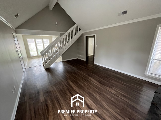 Building Photo - 3-Bedroom Single-Family Home for Rent in Memphis, TN - Vaulted Ceilings & Fenced Yard