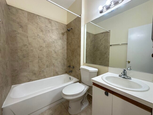 Foto del edificio - 631 Cypress Lake Blvd