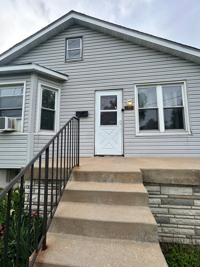 Building Photo - 2425 Wheaton Ave