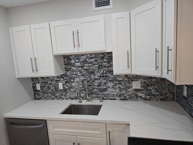 Building Photo - 215 Normandy Ln