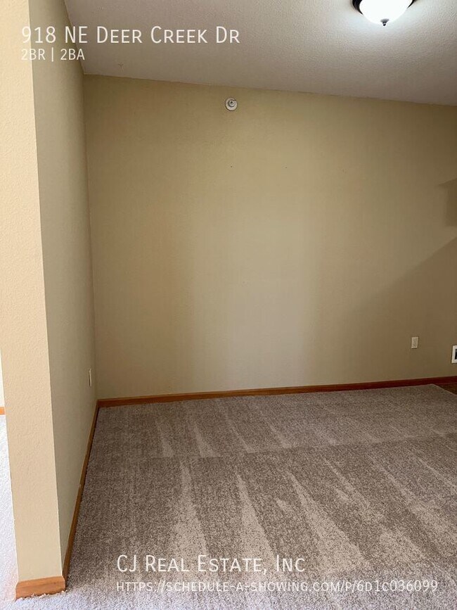 Foto del edificio - 918 NE Deer Creek Rd