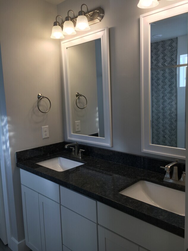 Dual Vanity Master Bathroom - 3224 W 2400 N