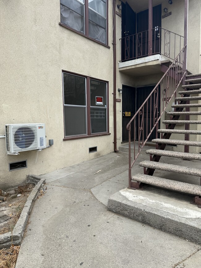 Building Photo - 7347 Bakman Ave