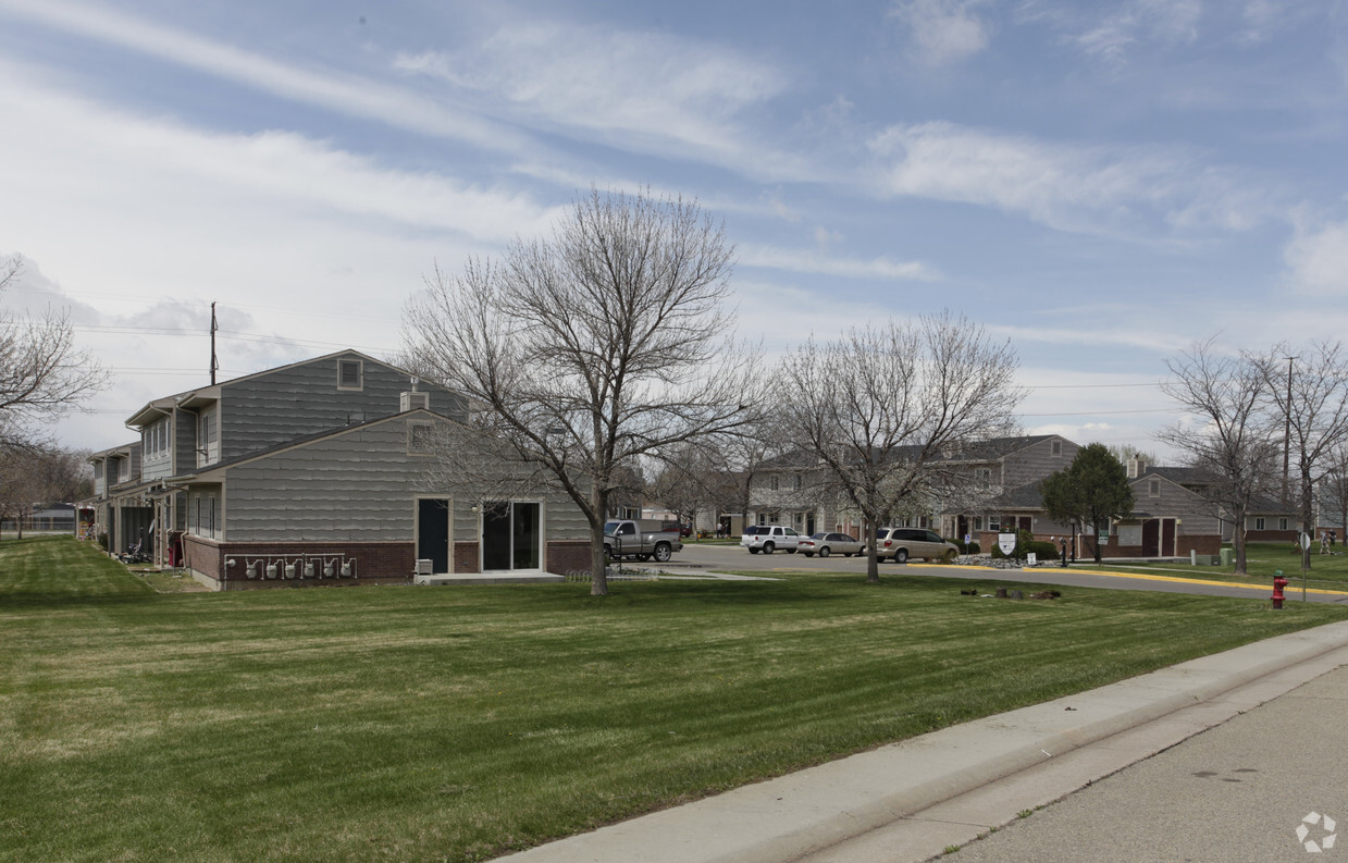 Primary Photo - Meadows Townhomes Apartments