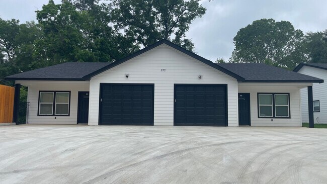 Foto del edificio - 3 Bed 2 Bath Duplex Close to SFA!!!