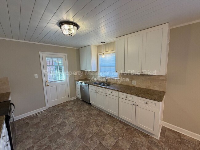 Building Photo - 2748 Lyndhurst Ave