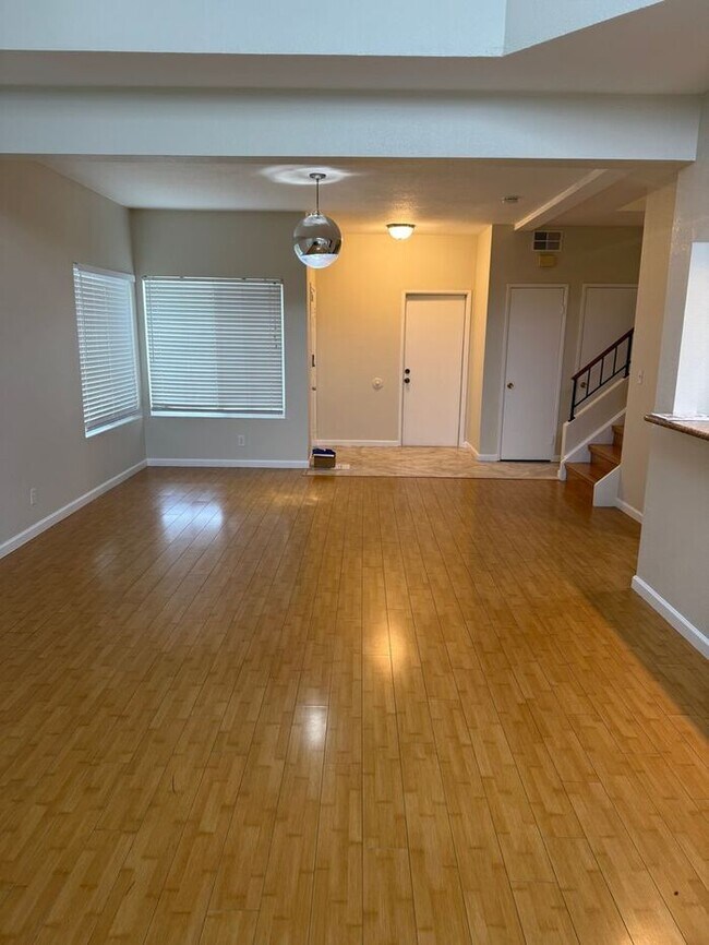 Foto del edificio - Beautiful Spacious 4-bedroom, 2.5-bathroom...