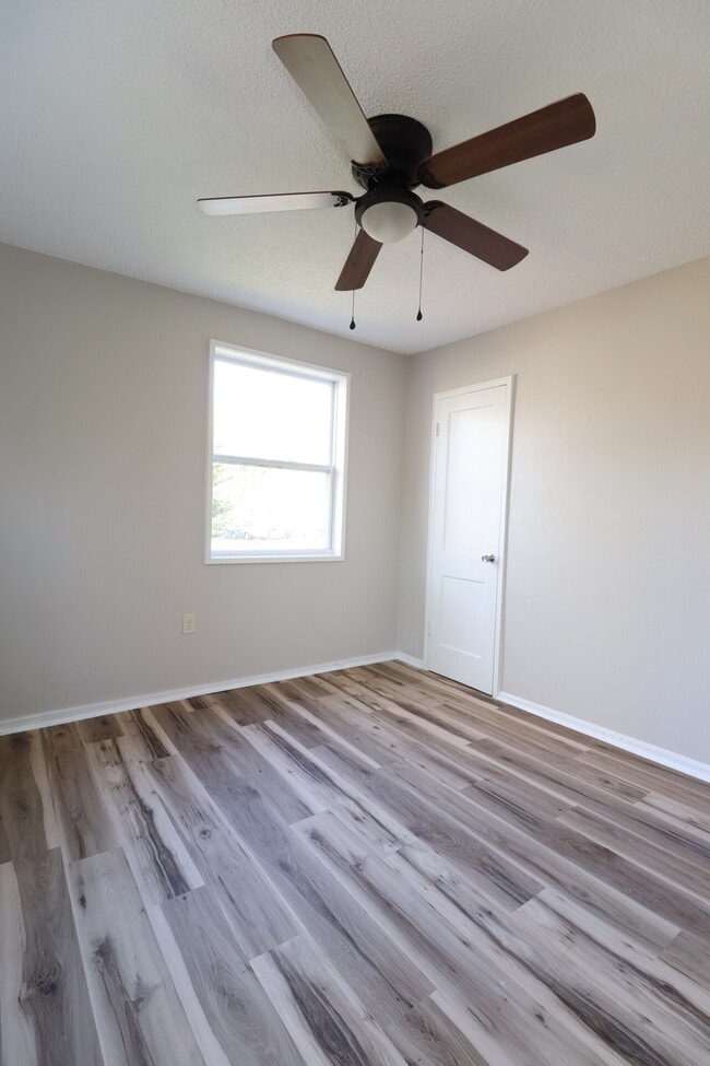 Building Photo - Iris Street