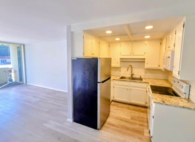 Building Photo - 2510 Torrey Pines Rd