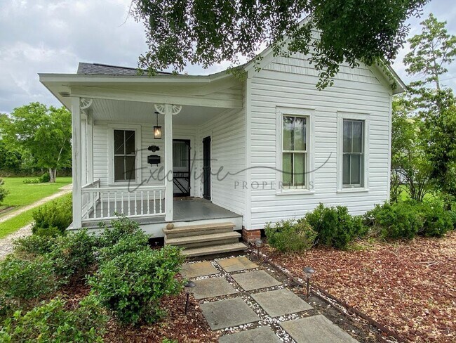 Building Photo - Charming Cottage-Style 1-Bedroom – Bright,...