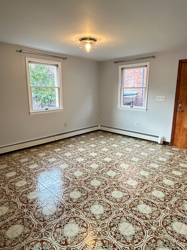 Building Photo - 3bed/1.5bath with laundry, parking. Comple...